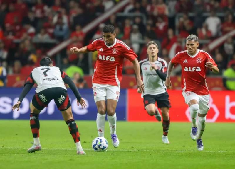 No Beira-Rio, Inter perde por 3 a 1 para o Flamengo pelo Campeonato Brasileiro