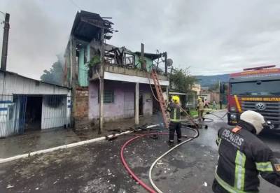 Incêndio causado por celular que estava carregando atinge duas residências  em Sapiranga