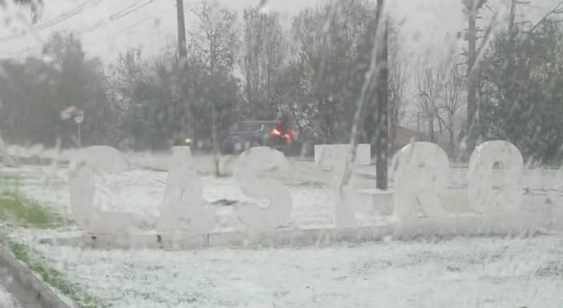 Tempestade de granizo cobre de gelo cidade do Paraná